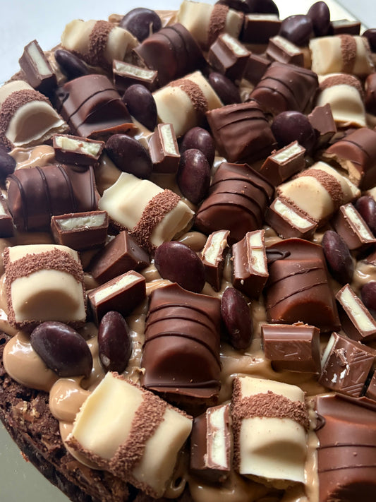 Kinder bueno filled chocolate brownie with hazelnut drizzle ❤️