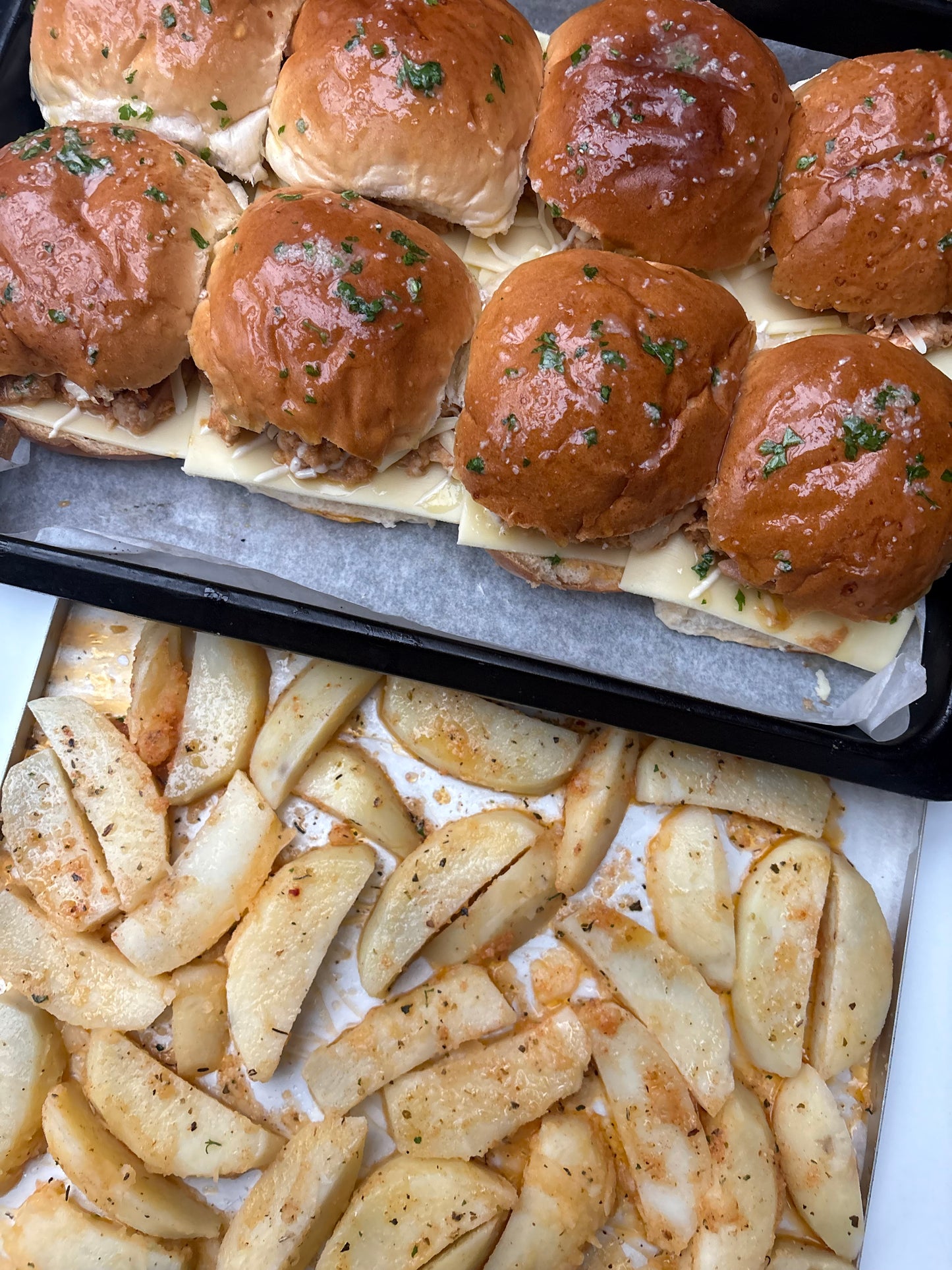 Oven baked sliders with homemade garlic wedges ❤️