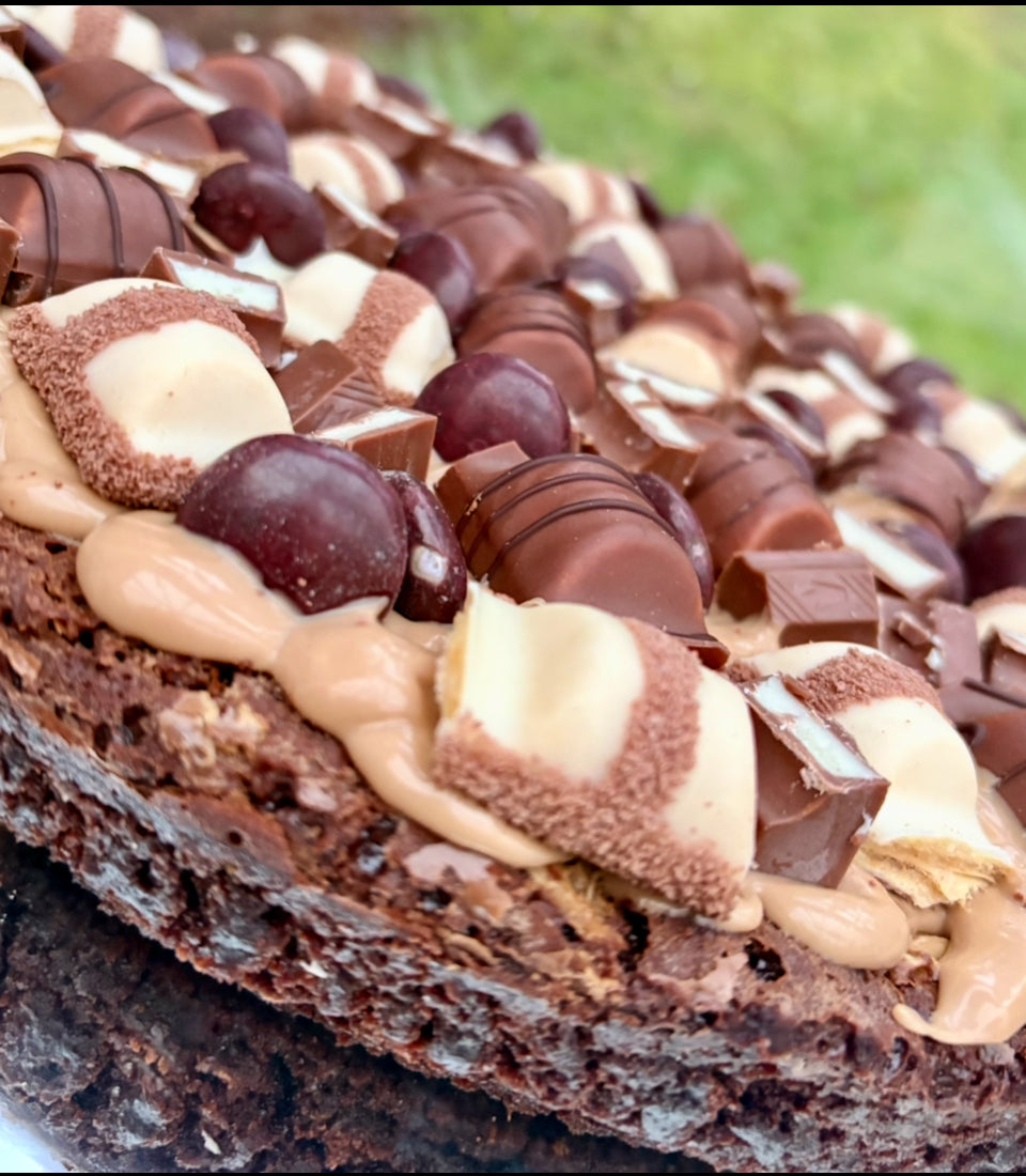 Kinder bueno filled chocolate brownie with hazelnut drizzle ❤️